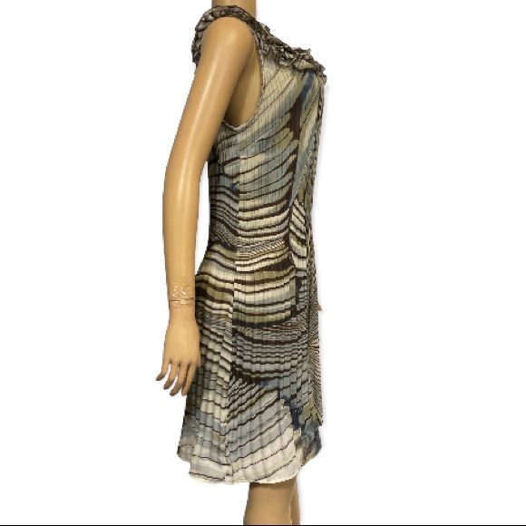 Robbie Bee Dress Pleated,Ruffle neckline sleeveless abstract tan brown size 8 - Picture 3 of 13